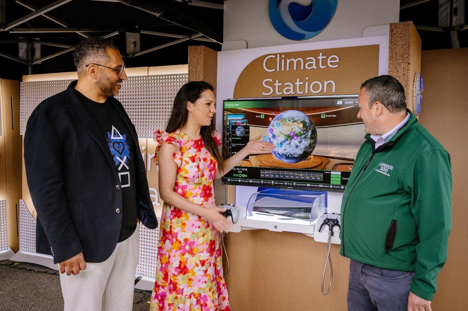 Leaders of the SIE’s environmental impact program (Kieren Mayers, Laura Tobin) demonstrating features of the Climate Station to Matthew Gould, CEO of Zoological Society of London.