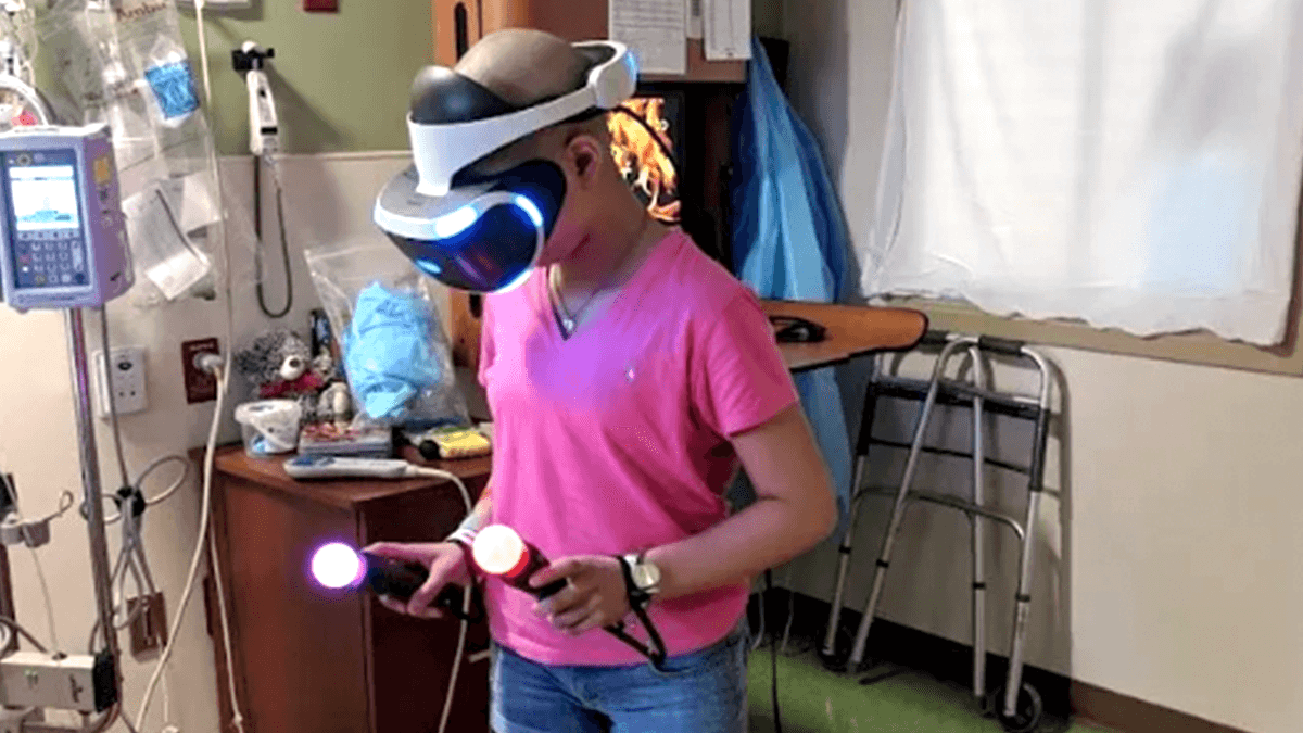 病室でPlayStation VRを遊ぶ少女