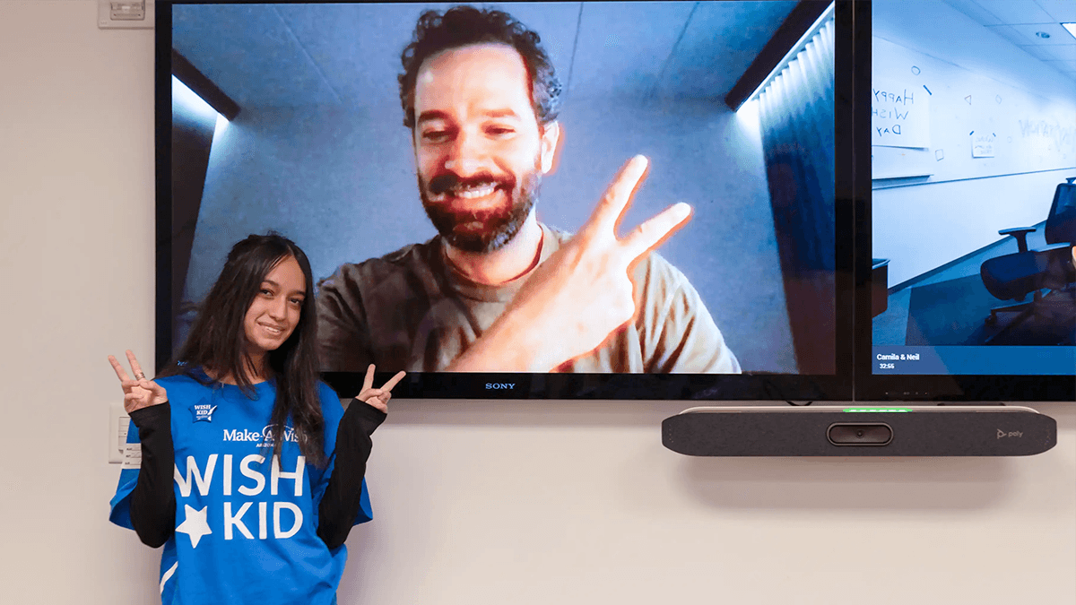 Make A Wish参加者がゲーム開発者とテレビ電話をしている様子
