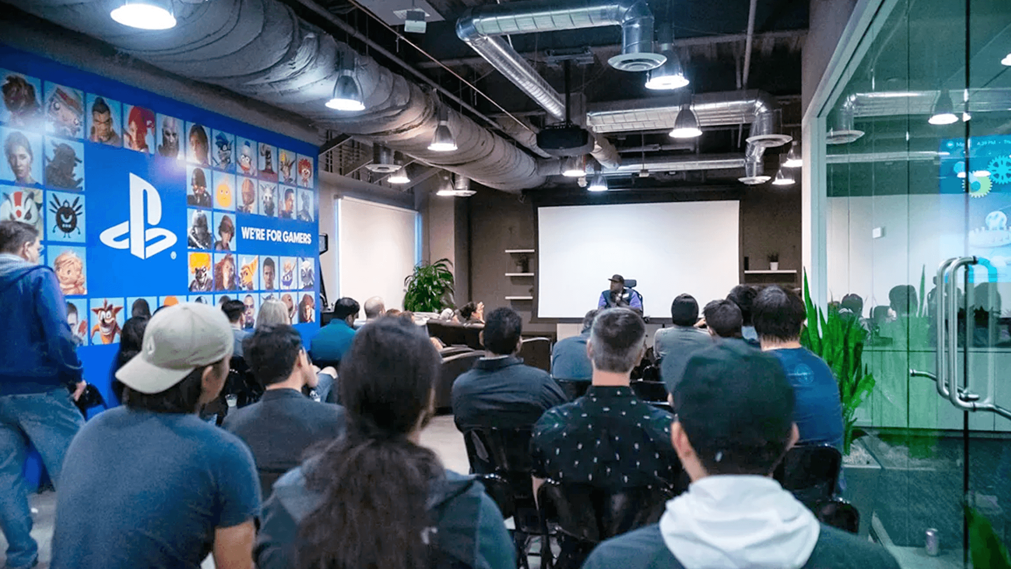 SIE社員たちが、会社の会議室で講演を聴いている