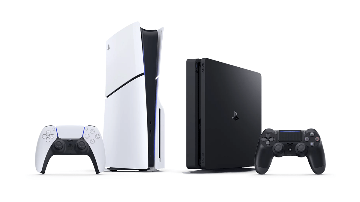 プレイステーション5とDualSenseコントローラーの隣に並ぶプレイステーション4とDUALSHOCK 4コントローラー。