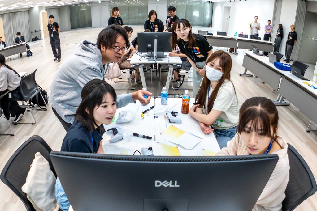 SIEエンジニアを目指す女子学生向けオープン・カンパニーイベントの参加者たちがパソコン画面を眺めている