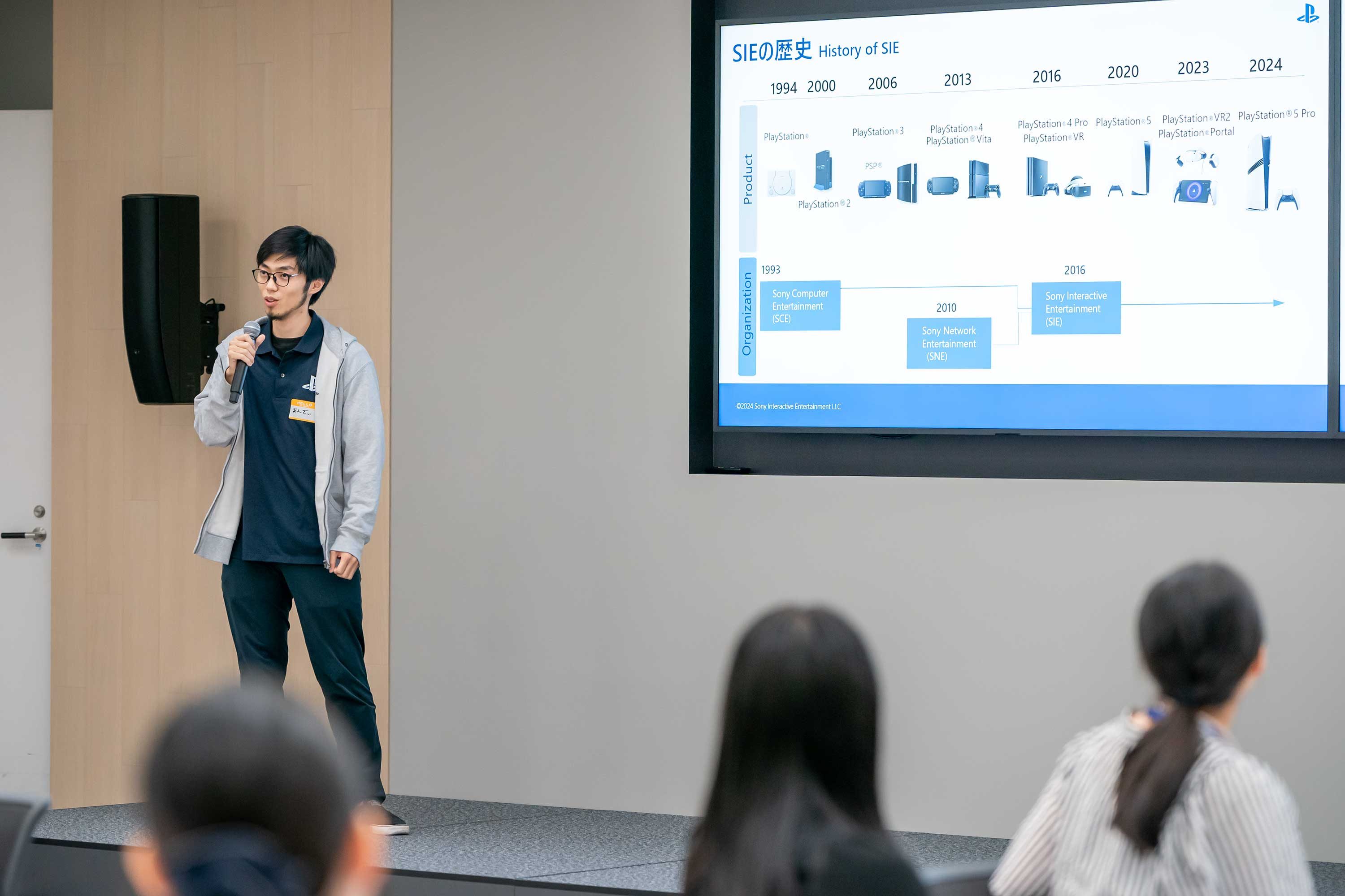 SIEエンジニアを目指す女子学生向けオープン・カンパニーイベントで参加者向けに会社紹介を行っているSIE社員