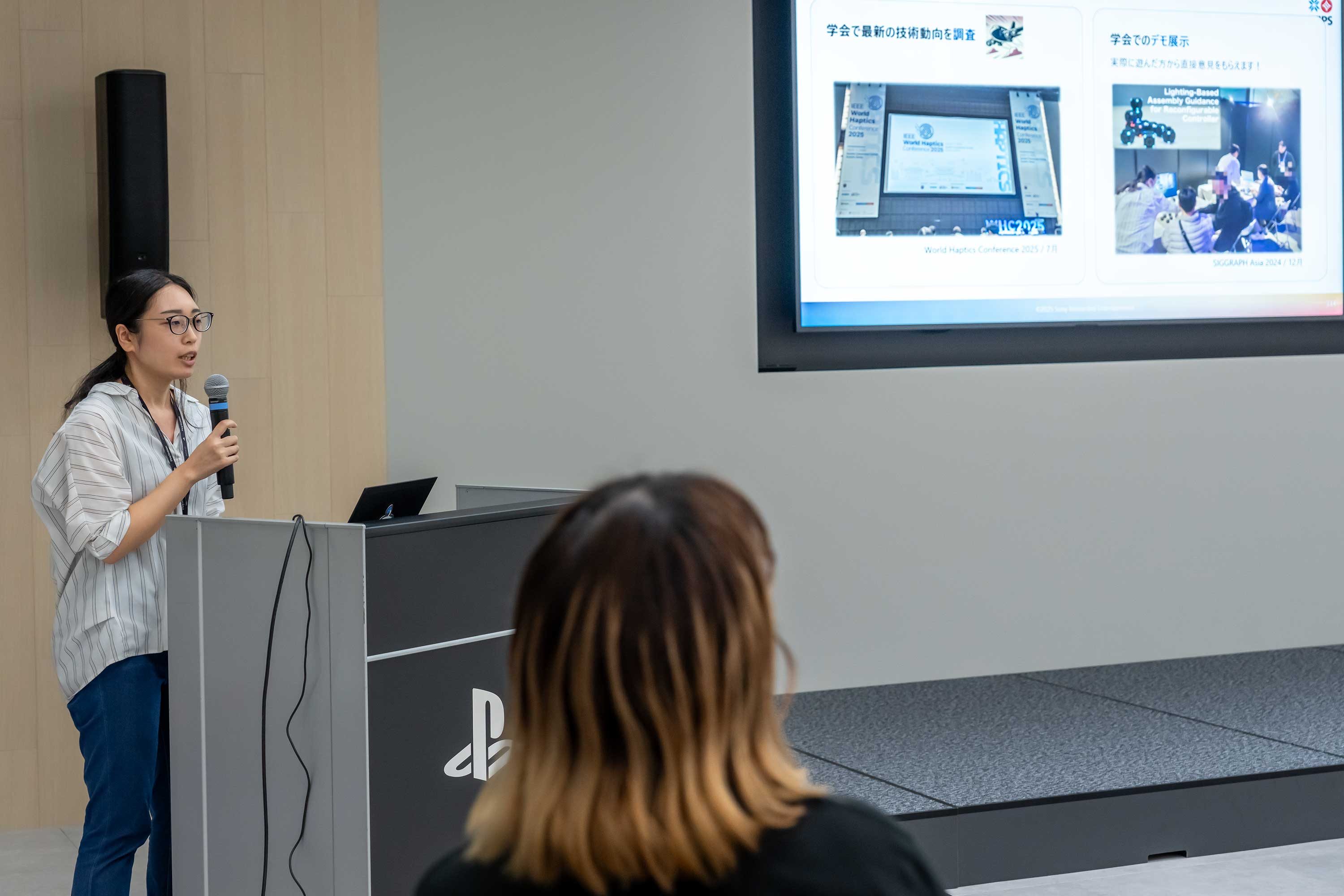 SIEエンジニアを目指す女子学生向けオープン・カンパニーイベントで参加者向けに仕事内容について紹介する女性エンジニア