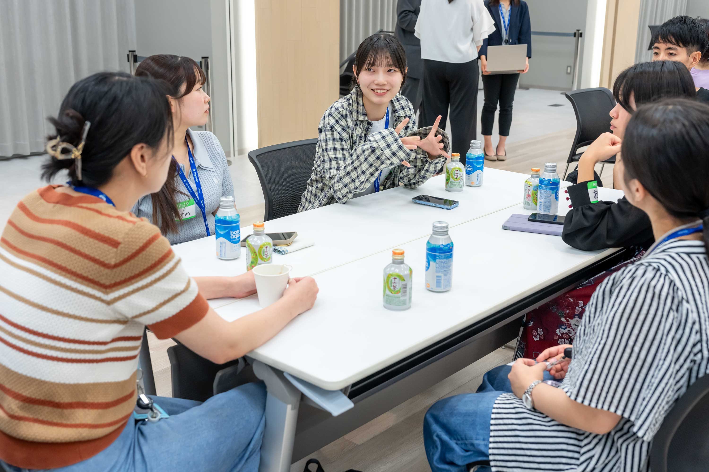 SIEエンジニアを目指す女子学生向けオープン・カンパニーイベントでSIE社員に質問する参加者たち