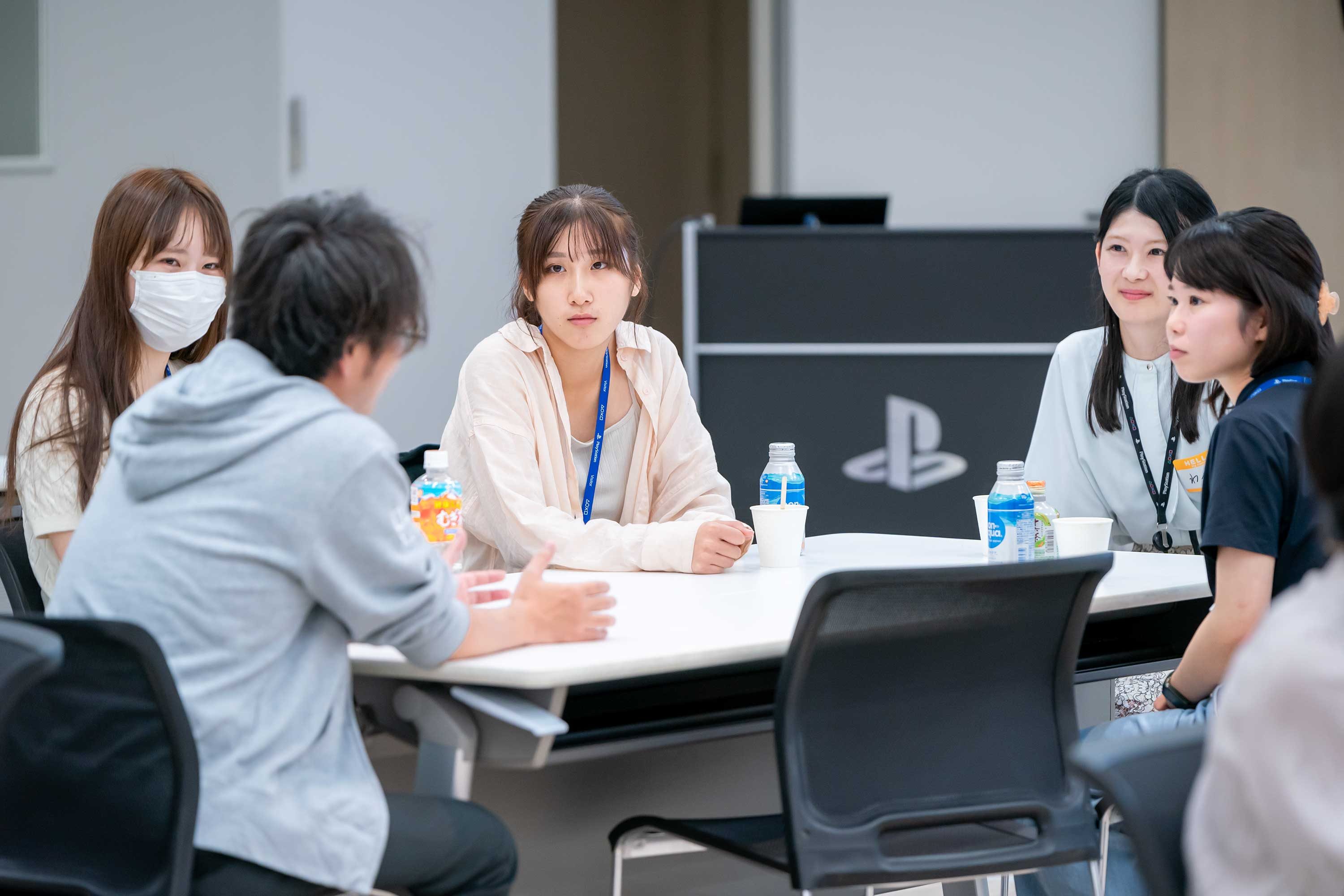 SIEエンジニアを目指す女子学生向けオープン・カンパニーイベントでSIE社員に質問する参加者たち