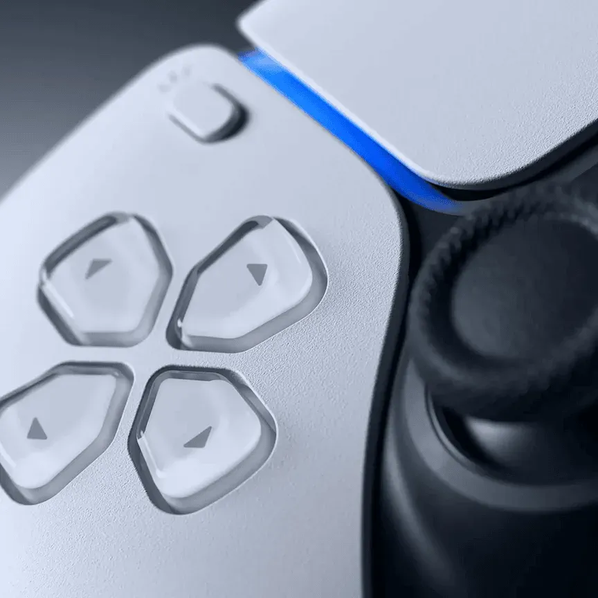 グレーのPlayStation DualSenseワイヤレスコントローラーのクローズアップ画像。
